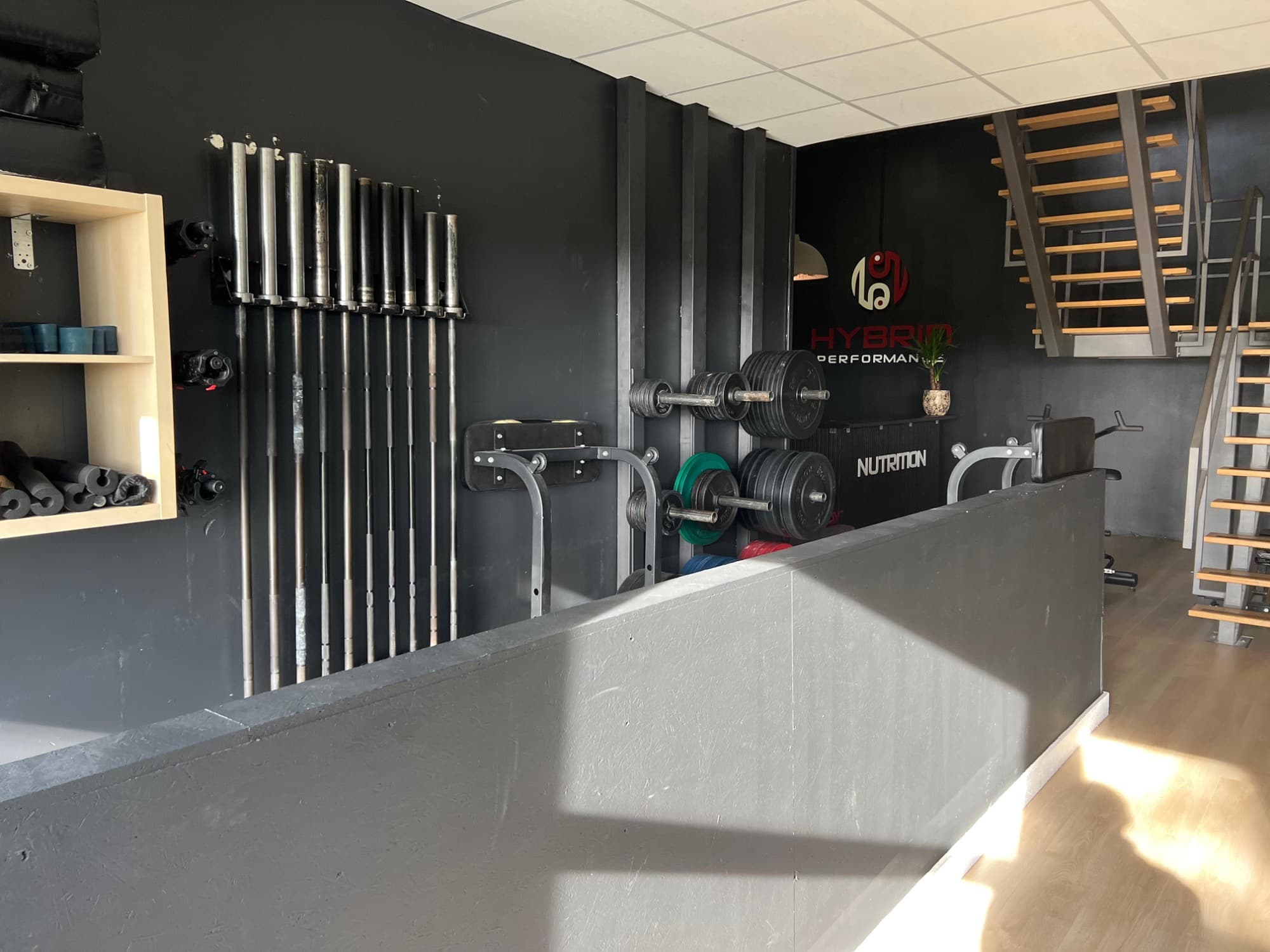 Gymvloer met barbells